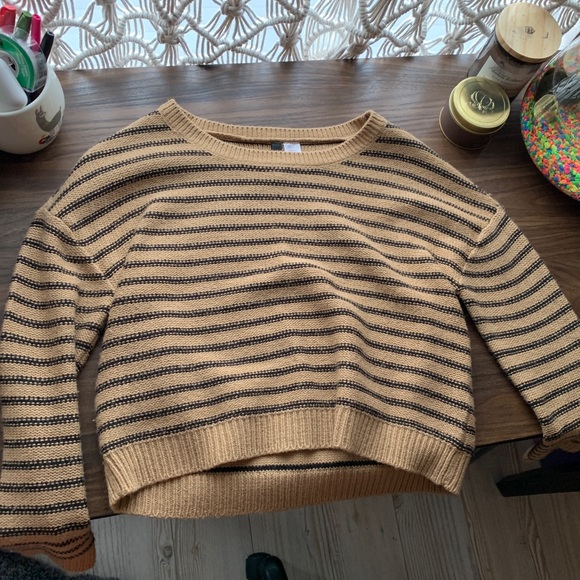 Cute long sleeve sweater! - Picture 2 of 3